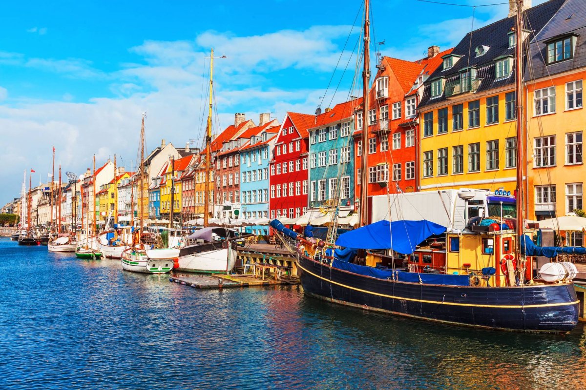 nyhavn-i-kopenhamn-med-de-gamla-husen.jpg