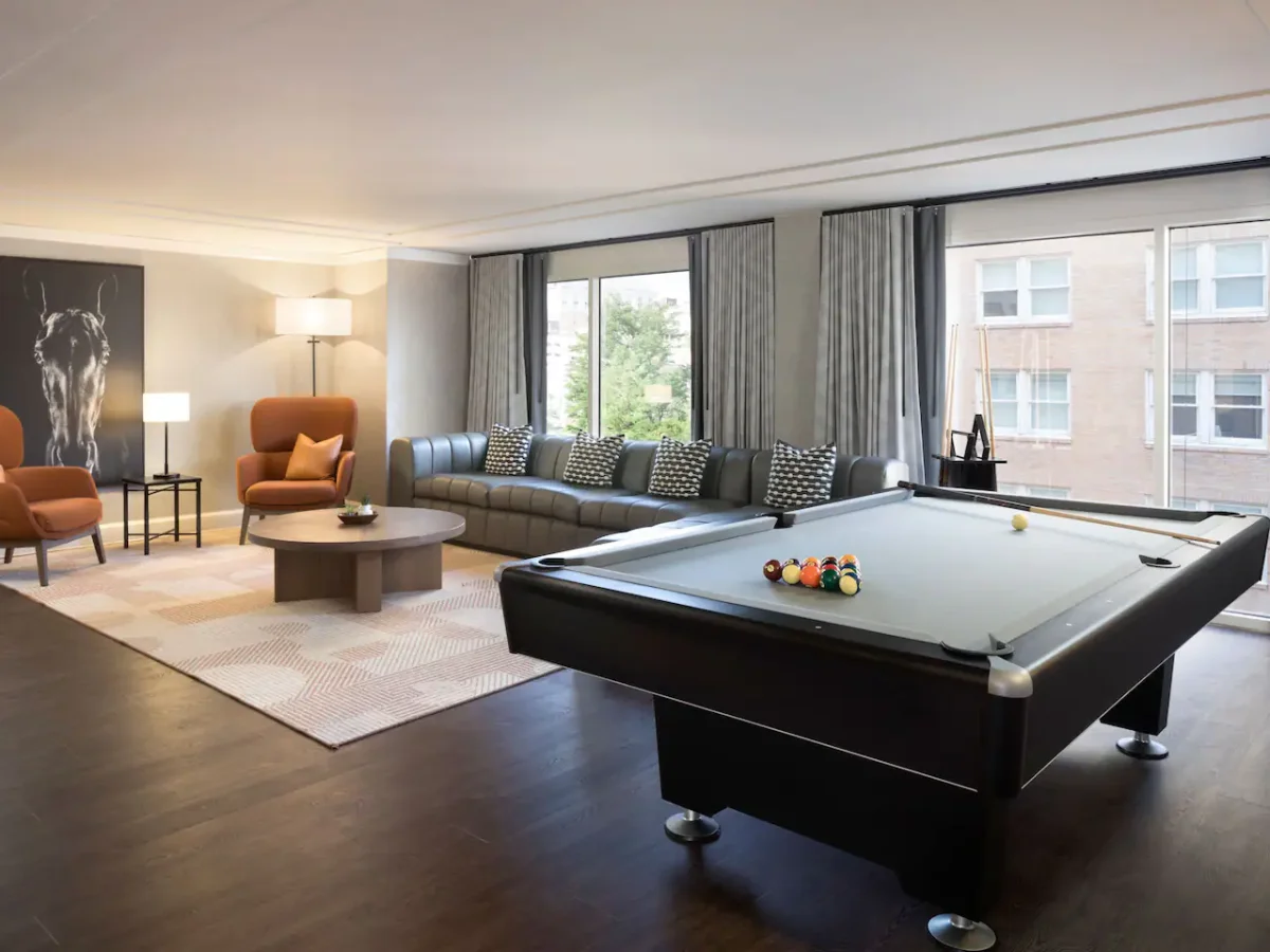 SATRS-P0206-Entertainer-Suite-Living-Room.4x3.webp