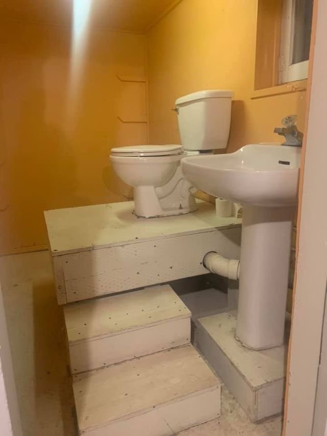 toilet.jpg