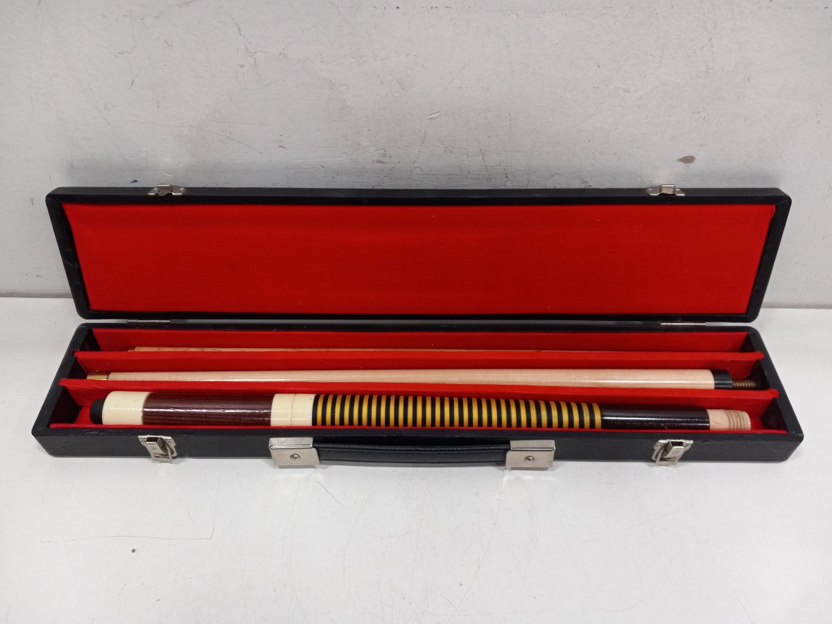 Vintage cue in case.jpeg