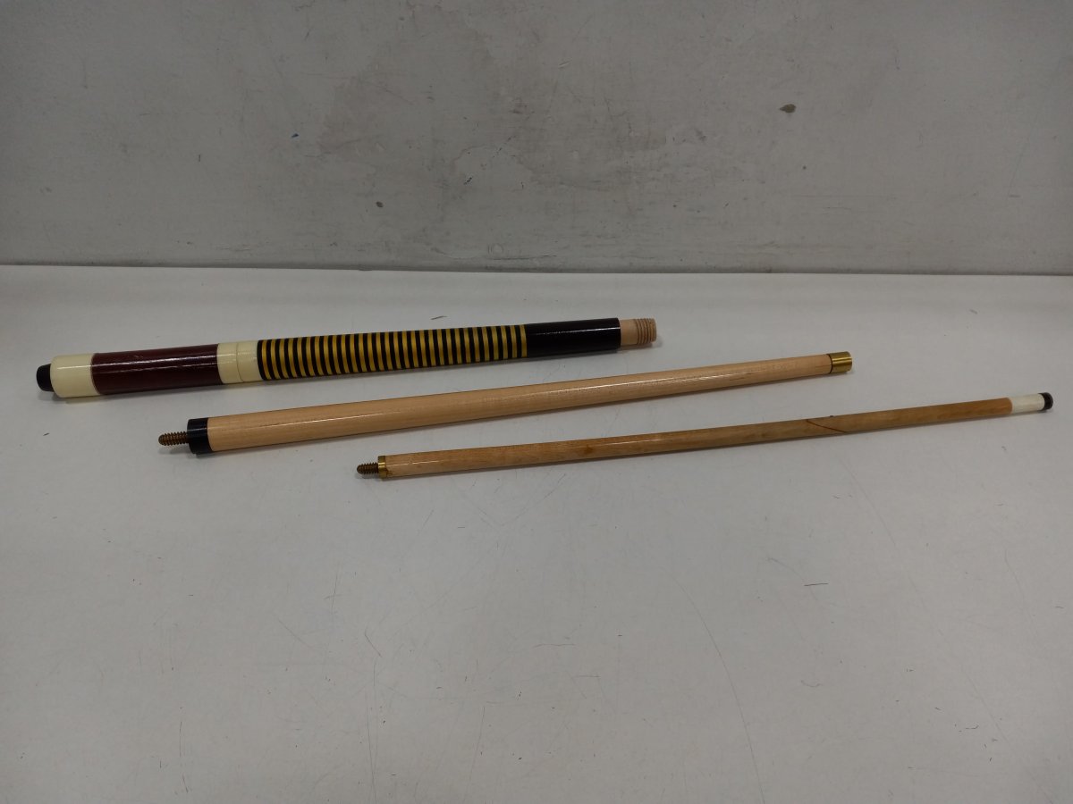 Vintage cue out of case.jpeg