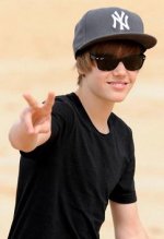 justin-bieber-beach (122)[1].jpg