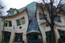 01-thecrookedhouse-thumb.jpg