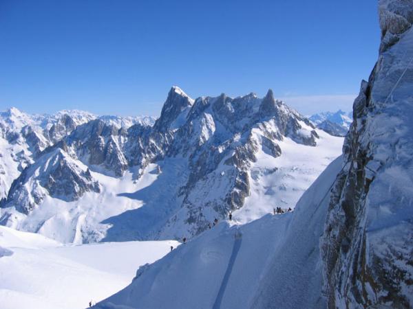 Aiguillearretefromafar
