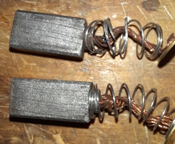 Bottom one is longer.  Top is shorter AND a broken spring.