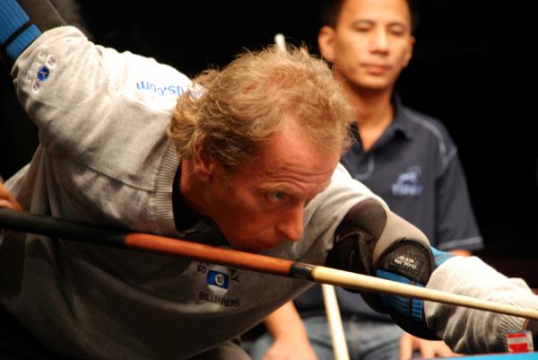 Earl wins his first round bank match