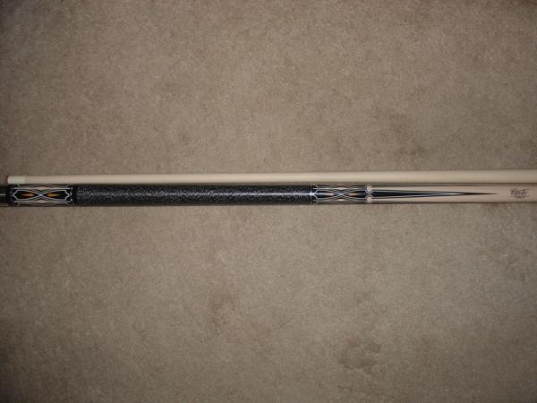 full picture of the Natural w/ Diamonds cue by Cuetec