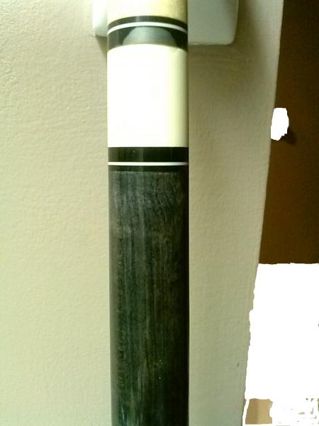 Original shaft with finish lift. I heard that this was a factory defect on some of the McDermott cues from this series.
THere is a finish lift on the 