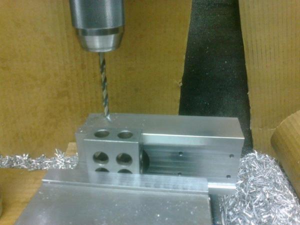 Using a block for support on the back jaw face. Drilling the M6 hole for clamping the router.I drill down with a 6.1mm drill
just pass the slot mark.T